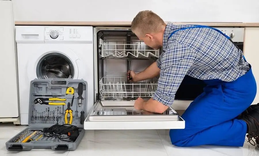 Koçarlı Maytag servisi teknisyen ekibi beyaz eşya tamiri yaparken